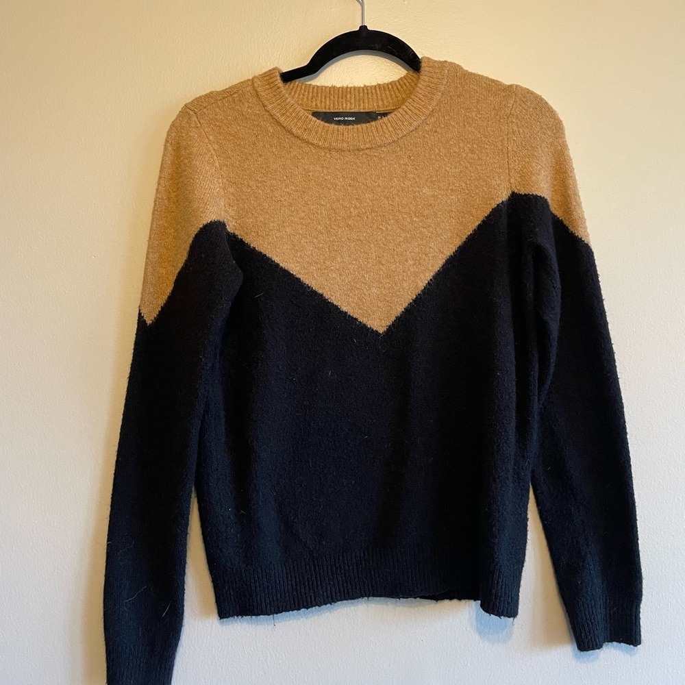 Vero Moda Black and Tan Crew Neck Sweater with Color-Block Design